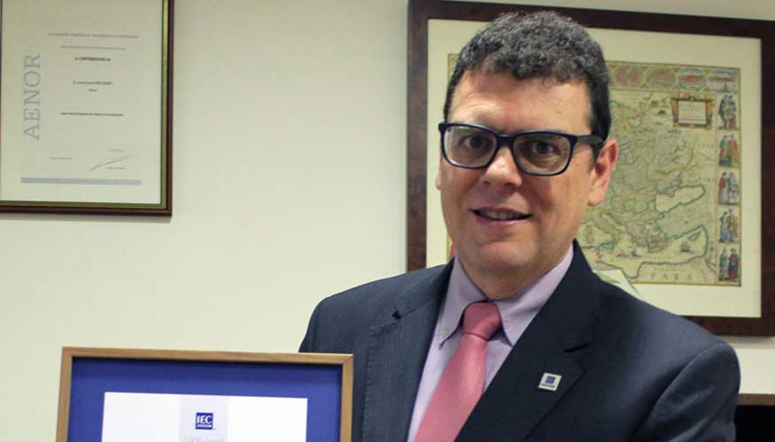 Carlos J. Vives, de Afeisa, recibe el premio IEC '1906 Award'
